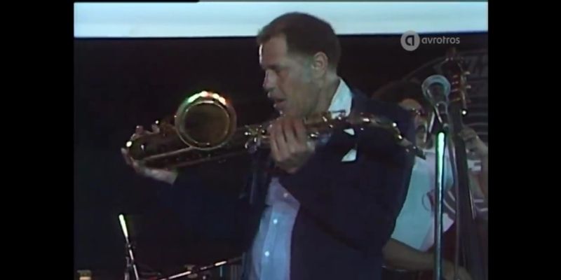 Dexter Gordon offering his saxophone to audience