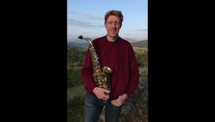 Jon learning sax with no teacher nearby sax school online