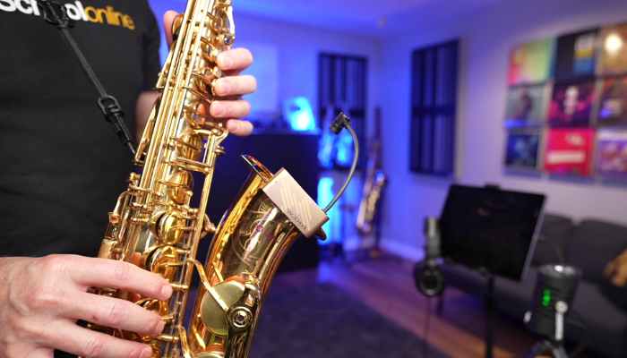 Cloudvocal also make the iSolo wireless sax mic reviewed by Sax School Online