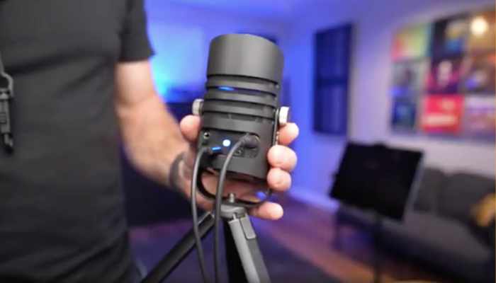 Connect your headphones to the Cloudvocal Flashtrack sax mic using the mini jack. Sax School Online