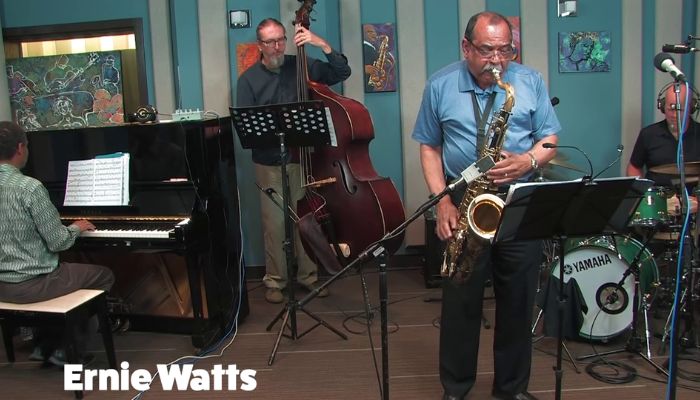 Ernie Watts played on a huge size 13 saxophone mouthpiece. Sax School Online