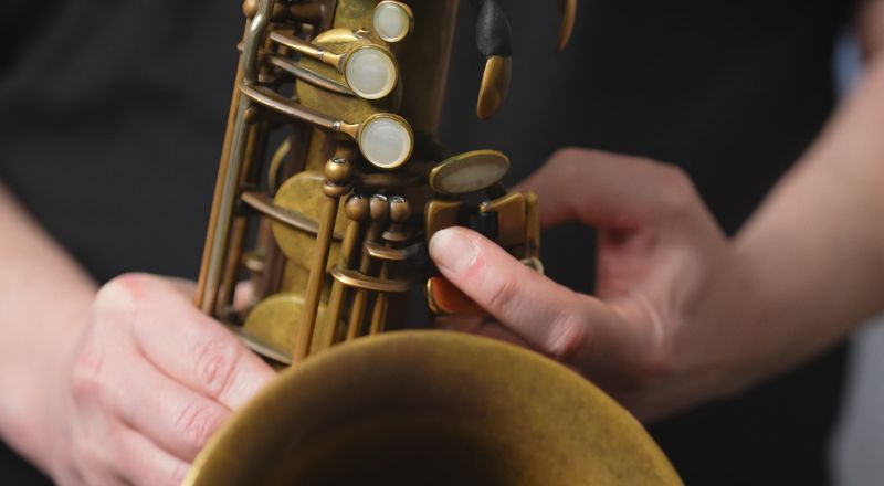 Auxiliary G sharp keys on saxophone. Sax School Online